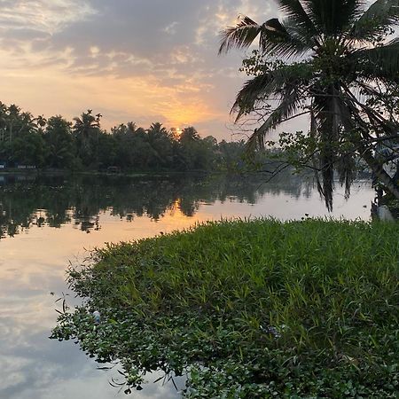 Alappuzha Sunsets And Palm Trees B&B 외부 사진