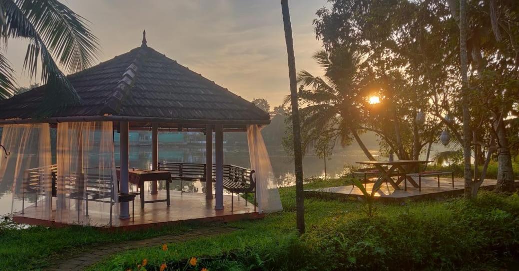 Alappuzha Sunsets And Palm Trees B&B 외부 사진