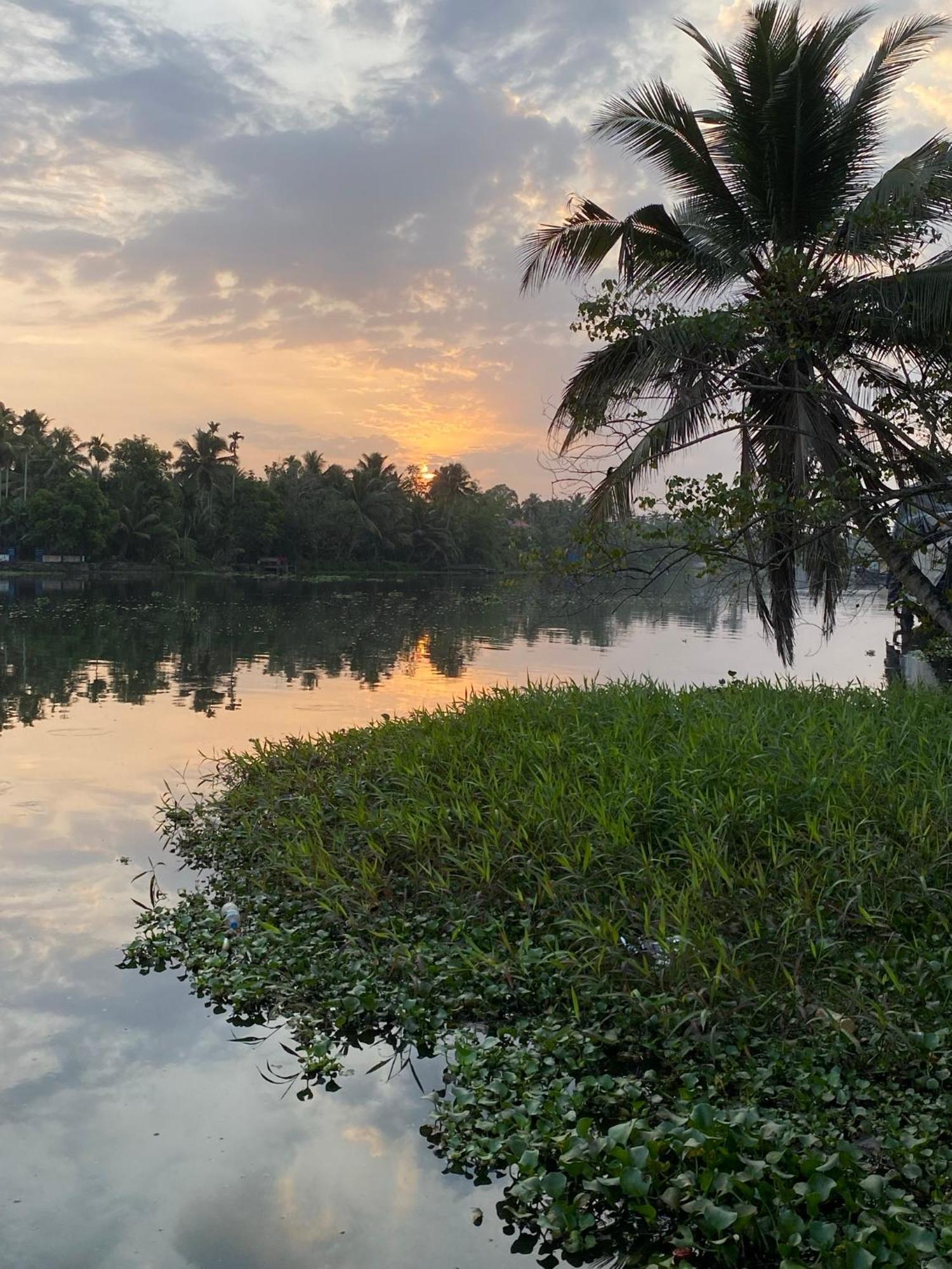 Alappuzha Sunsets And Palm Trees B&B 외부 사진