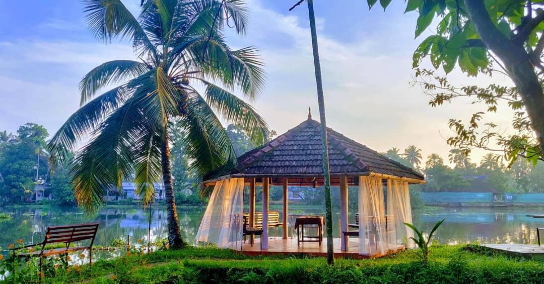 Alappuzha Sunsets And Palm Trees B&B 외부 사진